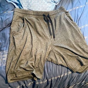 MENS LARGE SHORTS
